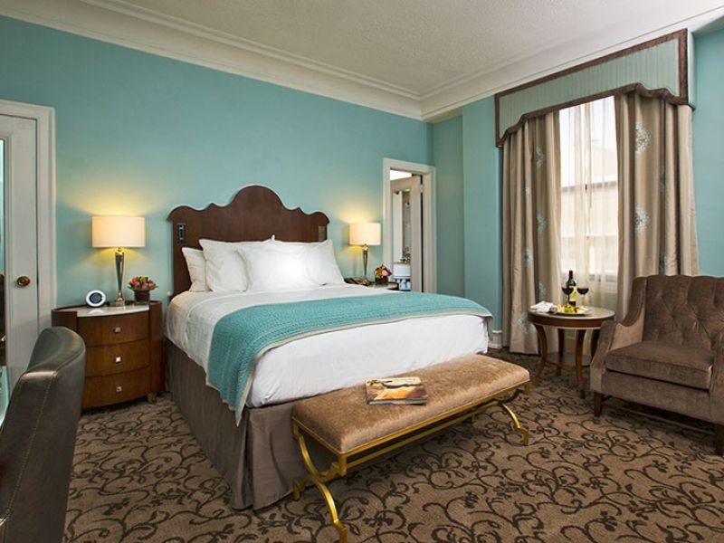 Peabody Hotel Queen Size Bedroom